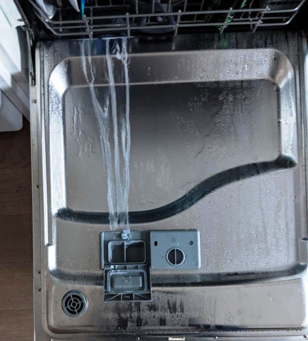 В посудомоечной машиной остается моющее средство. Что делать, если остается порошок в посудомоечной машине. Почему в посудомоечной машине остается вода